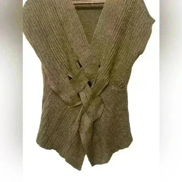 Esciô s uper soft short sleeve knit sweater exquisitely braided center for uniq… - Picture 2 of 4